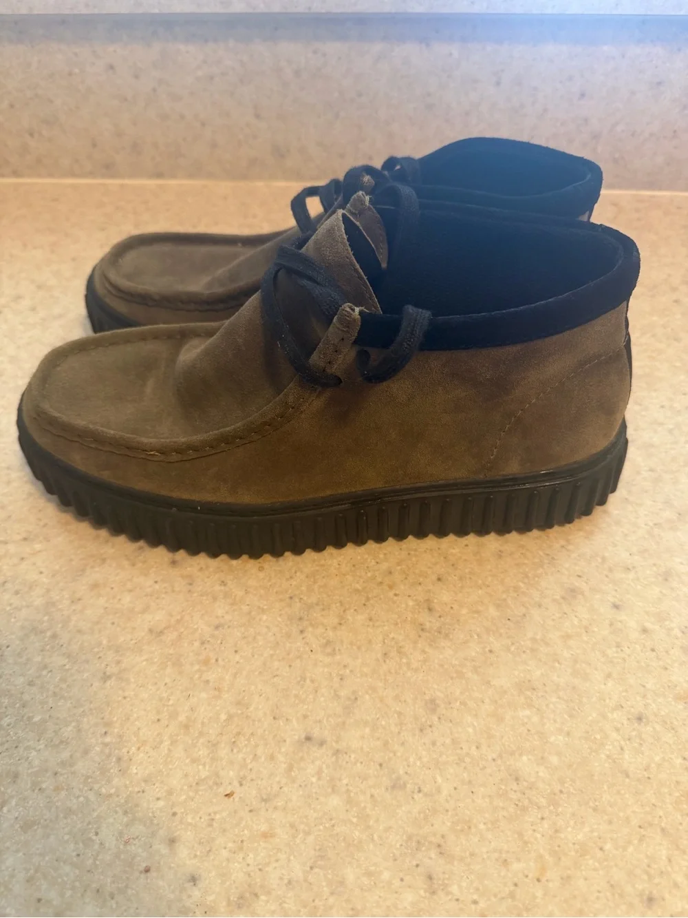 Men's Clarks Torhill High Suede Shoes in Olive Brown size 9.5